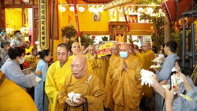 Cung thỉnh nhục thân Hòa thượng Thích Thanh Sơn nhập kim quan - Ảnh: Nguyên Tài/BGN