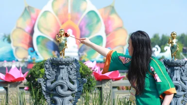 Đại biểu tham dự Đại lễ Vesak Liên Hiệp Quốc 2025 thực hiện nghi thức Tắm Phật - Ảnh: Trung Thắng
