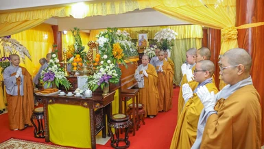 Môn đồ pháp quyến chùa Liễu Quán túc trực bên kim quan Ni trưởng Thích nữ Như Tâm - Ảnh: Nguyên Tài/BGN