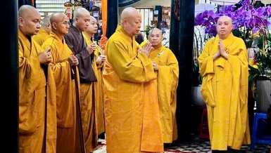 Hòa thượng Thích Lệ Trang, Phó Chủ tịch Hội đồng Trị sự, Trưởng ban Trị sự GHPGVN TP.HCM cùng chư tôn đức Ban Thường trực Ban Trị sự dâng hương tưởng niệm cố Hòa thượng Thích Huệ Sanh