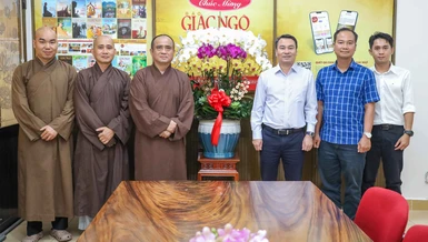 Lãnh đạo Phòng An ninh nội địa - Công an TP.HCM chúc mừng Báo Giác Ngộ nhân kỷ niệm Ngày Báo chí Cách mạng Việt Nam, 21-6 - Ảnh: Nguyên Tài/BGN