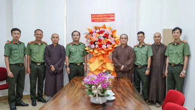 Phái đoàn tặng lẵng hoa của Lãnh đạo Công an TP.HCM chúc mừng Báo Giác Ngộ nhân kỷ niệm Ngày Báo chí Cách mạng Việt Nam, 21-6 - Ảnh: Nguyên Tài/BGN