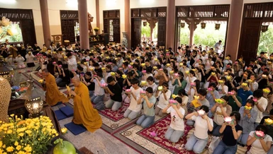 Hơn 600 bạn trẻ của các trường trên địa bàn tỉnh Ninh Thuận thắp hoa đăng cầu nguyện tại chùa Quan Âm