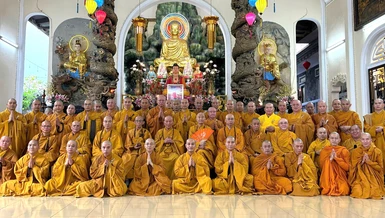 Chư Tăng chụp hình lưu niệm sau lễ Bố-tát tại tổ đình Quán Thế Âm (P.Đức Nhuận, TP.HCM)
