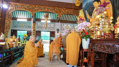 Chư Tăng trường hạ chùa Báo Ân (P.Tân Sơn Nhất, TP.HCM) thực hiện khóa lễ Bố-tát - Ảnh: Nguyên Tài/BGN