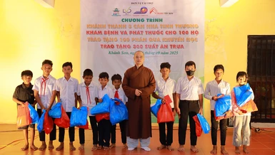 Đại đức Thích Nguyên Bình, phó trụ trì chùa Diệu Pháp tặng quà đến các em học sinh dân tộc Raglai hiếu học
