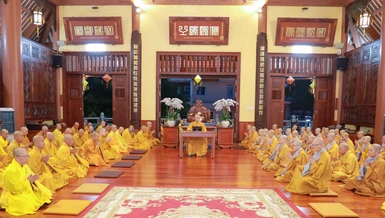 Chư Tăng Ni trang nghiêm thính giới chung tại chùa Hải Quang - Ảnh: Nguyên Tài/BGN