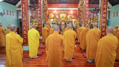 Chư Tăng đảnh lễ Tam bảo tại chánh điện chùa Đức Lâm - Ảnh: Nguyên Tài/BGN