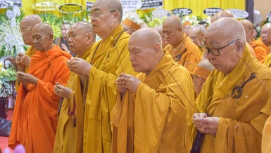 Chư tôn giáo phẩm Hội đồng Chứng minh, Hội đồng Trị sự GHPGVN dâng hương tưởng niệm Trưởng lão Hòa thượng Thích Trí Tịnh, Phó Pháp chủ Hội đồng Chứng minh tân viên tịch - Ảnh: Quảng Đạo/BGN