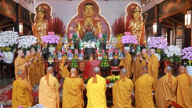 Cung thỉnh Giác linh Trưởng lão Hòa thượng Thích Trí Tịnh lễ Phật tại chánh điện chùa Vĩnh Nghiêm (P.Xuân Hòa, TP.HCM) - Ảnh: Trí Toàn