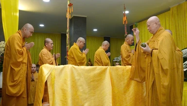 Hòa thượng Thích Lệ Trang cử hành nghi thức sái tịnh kim quan Trưởng lão Hòa thượng Thích Thiện Tánh tân viên tịch - Ảnh: Bảo Toàn/BGN