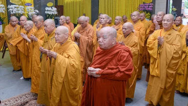 Chư tôn giáo phẩm Hội đồng Chứng minh, Hội đồng Trị sự GHPGVN dâng hương tưởng niệm Trưởng lão Hòa thượng Thích Thiện Tánh - Phó Chủ tịch Hội đồng Trị sự tân viên tịch - Ảnh: Bảo Toàn/BGN