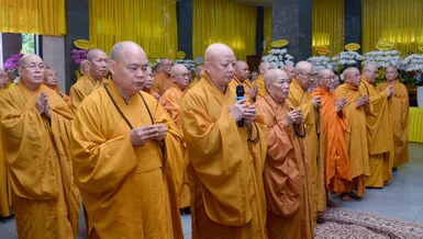 Phái đoàn chư tôn đức Ban Trị sự GHPGVN TP.HCM, các Ban chuyên môn, đại diện các phường/xã tưởng niệm Trưởng lão Hòa thượng Thích Thiện Tánh tân viên tịch - Ảnh: Bảo Toàn/BGN