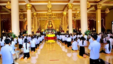 Hơn 500 thanh thiếu niên, Phật tử thành kính hướng về Tam bảo