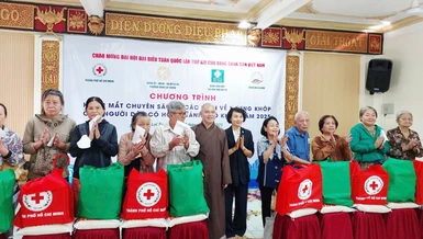 Tặng quà đến người dân có hoàn cảnh khó khăn, người khiếm thị trên địa bàn P.Bình Lợi Trung (TP.HCM)