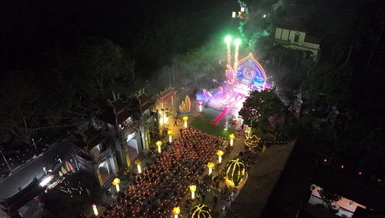 Pháo hoa kính mừng ngày vía Đức Phật A Di Đà tại chùa Pháp Vân (xã Như Quỳnh, tỉnh Hưng Yên) 