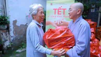 Ni sư Thích nữ Huệ Dâng tặng quà Tết đến bà con tại P.Bình Thạnh (TP.HCM)