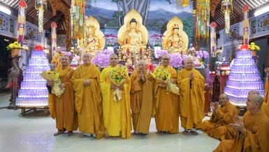 Chư vị giáo phẩm tặng hoa chúc mừng đến chư tôn đức được tấn phong giáo phẩm Thượng tọa - Ảnh: Nguyên Tài/BGN