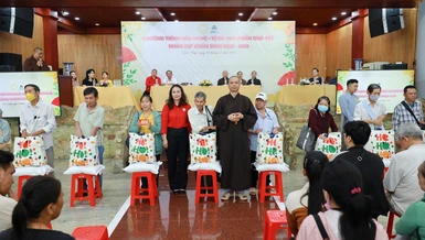 Chùa Diệu Pháp tặng 1.000 phần quà Tết đến người dân có hoàn cảnh khó khăn