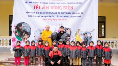 Thượng tọa Thích Tâm Định, Trưởng ban Trị sự GHPGVN tỉnh Thanh Hóa tặng quà Tết đến trẻ em tại xã Tam Chung 