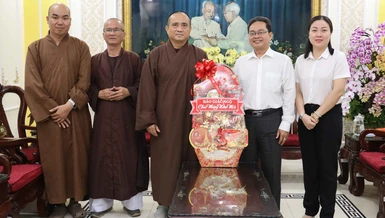 Báo Giác Ngộ tặng quà chúc Tết Bính Ngọ 2026 đến lãnh đạo Ủy ban MTTQVN TP.HCM - Ảnh: Nguyên Tài/BGN