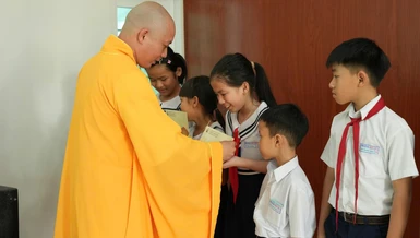 Chùa Linh Sơn (phường Đô Vinh, tỉnh Khánh Hòa) tặng học bổng Đồng Tâm đến các học sinh khó khăn