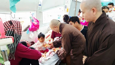 Chư tôn đức tặng quà Tết đến các bệnh nhi tại Bệnh viện Nhi Đồng II (TP.HCM) nhân dịp Tết Bính Ngọ 2026