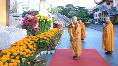 Đức Pháp chủ GHPGVN và Hòa thượng Thích Lệ Trang dâng hương trước tháp Đa Bảo tại Việt Nam Quốc Tự trong ngày cuối năm Ất Tỵ - Ảnh: Bảo Toàn/BGN