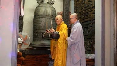 Trưởng lão Hòa thượng Thích Như Niệm, Phó Thư ký Hội đồng Chứng minh thực hiện nghi thức khai chuông đầu năm Bính Ngọ - 2026