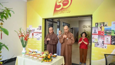 Thượng tọa Tổng Biên tập và Đại đức Thích Quảng Hậu thắp hương khấn nguyện đầu năm mới theo nghi thức truyền thống - Ảnh: Nguyên Tài/BGN