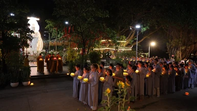 Phật tử thiền hành trong Đêm hoa đăng “Nguyện quốc thái dân an” tại chùa Diệu Pháp