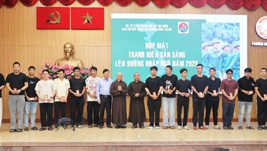 Chư tôn đức, lãnh đạo chính quyền P.Bình Thạnh trao quà đến các thanh niên nhập ngũ, sáng nay, 3-3