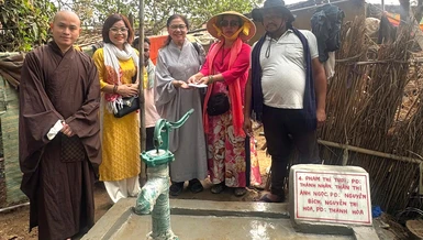 Đại đức Thích Thị Nhân cùng các thành viên tặng giếng nước đến người dân tại Ấn Độ