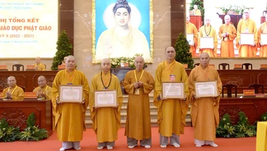Hòa thượng Thích Nhựt Hỷ trao Bằng tuyên dương công đức đến Ban Giáo dục Phật giáo TP.HCM - Ảnh: Bảo Toàn/BGN 