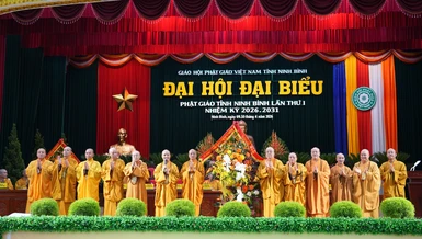 Lãnh đạo Trung ương GHPGVN tặng hoa chúc mừng Tân Ban Trị sự GHPGVN tỉnh Ninh Bình, nhiệm kỳ 2026-2031 - Ảnh: Diệu Tường