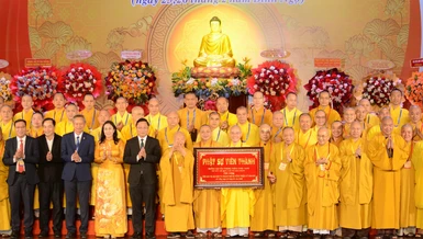 Chư tôn đức lãnh đạo TƯGH, chính quyền các cấp tặng quà chúc mừng tân Ban Trị sự GHPGVN TP.Đà Nẵng, nhiệm kỳ 2026-2031