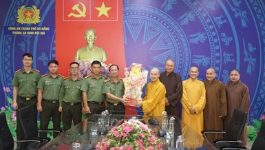 Ban Trị sự GHPGVN TP.Đà Nẵng tặng quà chúc mừng Ngày truyền thống lực lượng An ninh nội địa