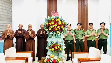 Ban Trị sự GHPGVN tỉnh Ninh Bình tặng hoa chúc mừng lãnh đạo Phòng An ninh nội địa nhân kỷ niệm 80 năm ngày truyền thống