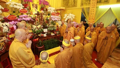 Hòa thượng Thích Lệ Trang, Trưởng ban Trị sự GHPGVN TP.HCM cung tiến Giác linh Trưởng lão Hòa thượng Thích Như Tín - Ảnh: Chúc Duyên