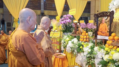 Đức Pháp chủ GHPGVN dâng hương tưởng niệm Trưởng lão Hòa thượng Thích Giác Tường tân viên tịch - Ảnh: Nguyên Tài/BGN