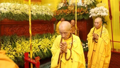 Chư tôn đức Ban Trị sự GHPGVN TP.Đà Nẵng hữu nhiễu kim quan tiễn biệt Hòa thượng Thích Phước Minh