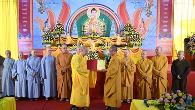 Hòa thượng Thích Quảng Hà trao quyết định thành lập Ban Đại diện Phật giáo liên xã Vụ Bản, nhiệm kỳ 2026-2031