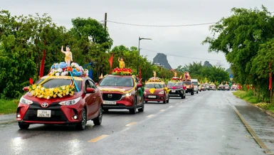 Hơn 300 xe hoa diễu hành trên các tuyến đường chính tại địa bàn liên xã phường Yên Mô kính mừng Đại lễ Phật đản Phật lịch 2570