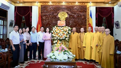 Lãnh đạo chính quyền tỉnh Ninh Bình tặng hoa chúc mừng Đại lễ Phật đản Phật lịch 2570 đến Ban Trị sự Phật giáo tỉnh 