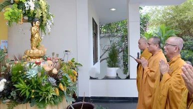 Quý thầy trước tôn tượng Đức Thế Tôn sơ sinh tại sảnh trụ sở tòa soạn Báo Giác Ngộ (P.Xuân Hòa, TP.HCM) - Ảnh: Bảo Toàn/BGN