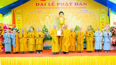 Hòa thượng Thích Quảng Hà, Trưởng ban Trị sự GHPGVN tỉnh Ninh Bình trao quyết định chuẩn y nhân sự Ban Đại diện Phật giáo liên xã Gia Viễn, nhiệm kỳ 2026-2031