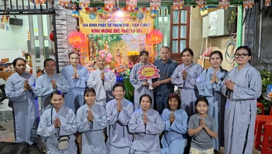 Gia đình Phật tử Thiện Thọ - Liên Trang (P.An Phú, TP.HCM) thiết trí lễ đài tại tư gia mừng Phật đản