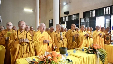 Chư tôn đức Ban Trị sự GHPGVN tỉnh Ninh Bình dâng hương cúng dường 