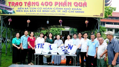 Học viện Phật giáo VN tại TP.HCM và chùa Thanh Tâm tặng 500 phần quà Phật đản đến người dân có hoàn cảnh khó khăn trên địa bàn