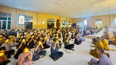 Các sĩ tử dâng hoa đăng cầu nguyện trước kỳ thi tốt nghiệp THPT năm 2026 tại chùa Quán Thế Âm